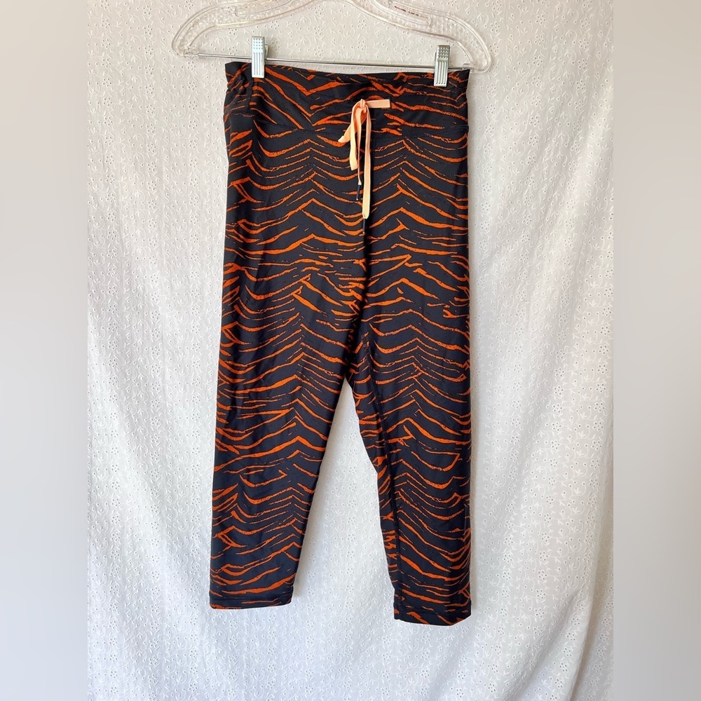 Revolve the upside tiger striped crop leggings medium